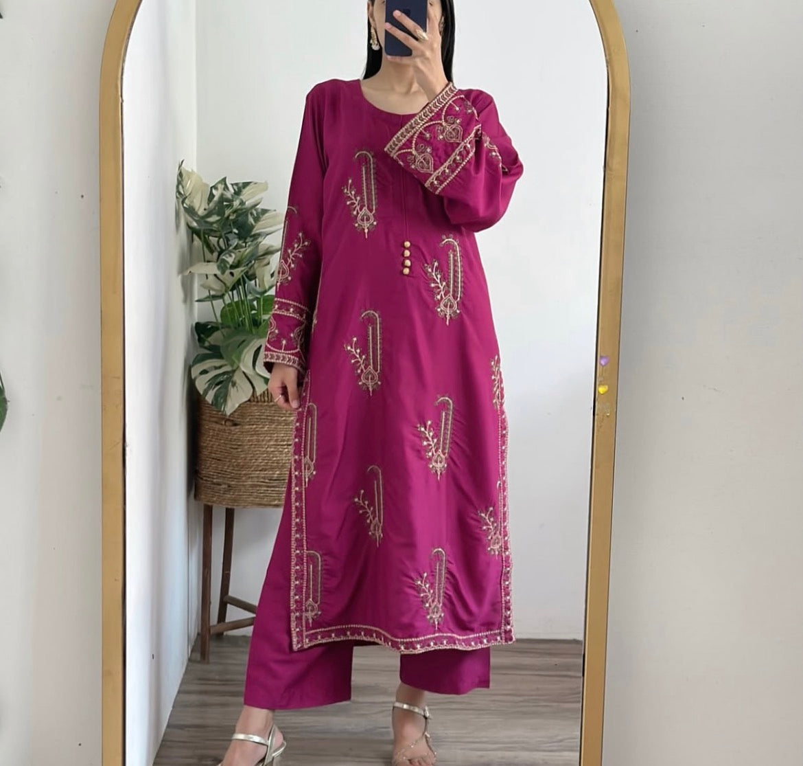 Under Rs. 4,000 collection cover featuring Amber Embroidered 3pc by Husn e Libaas